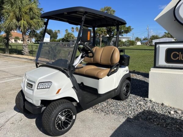 منظر جانبي لعربة الجولف Club Car Onward 2026 2 Passenger HP Lithium ذات اللمسة النهائية المعدنية