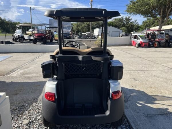 منطقة الشحن الخلفية وتفاصيل التصميم لسيارة Club Car Onward 2026 2 Passenger HP Lithium