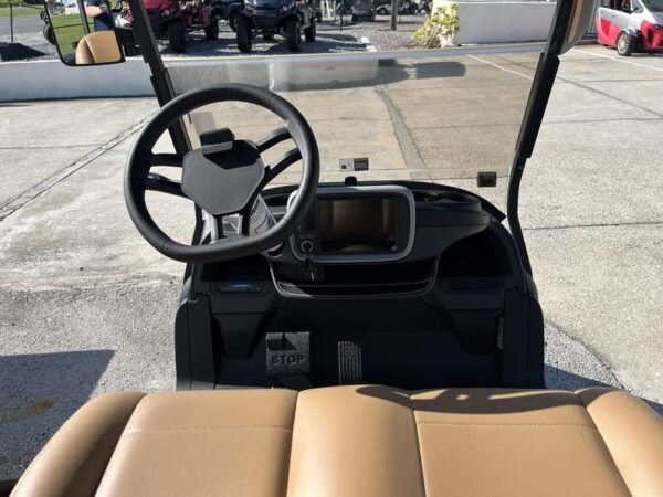 إشارات الانعطاف والمرايا في طراز Club Car Onward 2026 2 Passenger HP Lithium القانوني للاستخدام في الشوارع