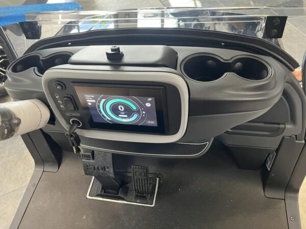 Gros plan sur les pneus tout-terrain et la suspension de la voiturette de golf Club Car Onward XR Lithium 2026