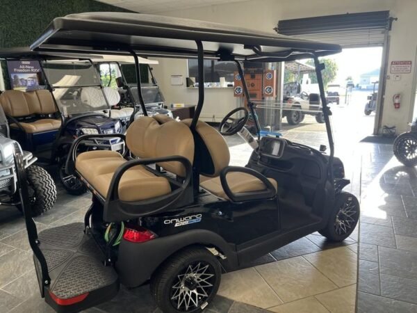 Siège arrière rabattable et plateforme de chargement sur la Club Car Onward 4 Passenger XR Lithium 2026
