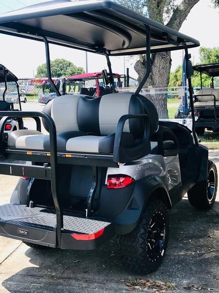 أدوات التحكم في لوحة القيادة ومنطقة التوجيه في سيارة Club Car 2026 Onward Lifted 4 ركاب تعمل بالغاز