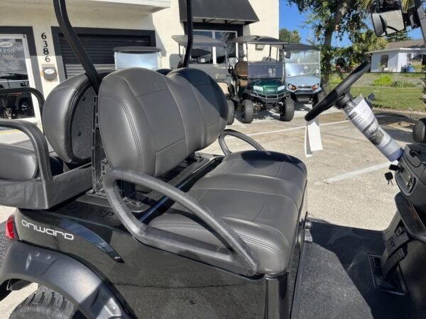 Primo piano del motore a gas e del sistema di alimentazione della Club Car Onward Lifted 4 Passenger del 2026