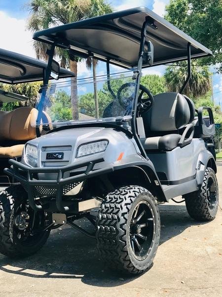 منظر جانبي لعربة جولف تعمل بالغاز من طراز Club Car Onward Lifted 2026 تتسع لأربعة ركاب بلمسة نهائية معدنية