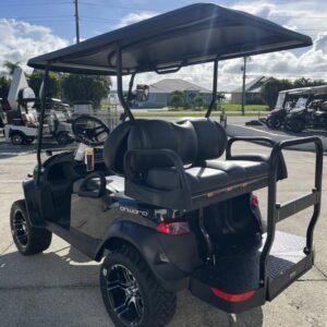 2026款Club Car Onward升高版四座汽油高尔夫球车侧视图，配备坚固耐用的轮胎
