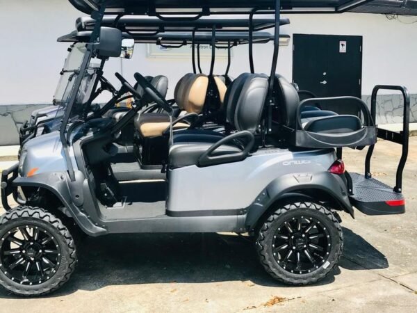عربة جولف تعمل بالغاز من طراز Club Car Onward Lifted 2026، مزودة بمقاعد فاخرة تتسع لأربعة ركاب