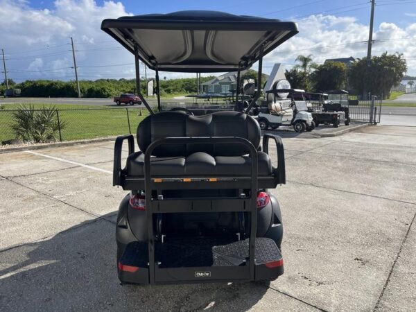 Sedili per quattro passeggeri con rivestimenti di lusso all'interno della Club Car Onward Lifted Gas del 2026