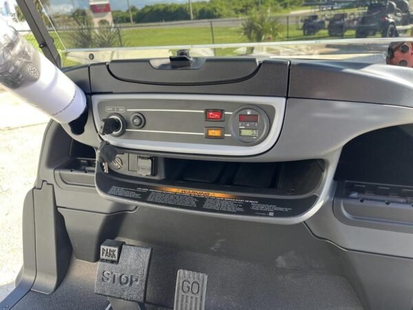 Indicatori di direzione, specchietti e luci sulla Club Car Onward Lifted del 2026, versione omologata per la circolazione su strada a benzina per 4 passeggeri