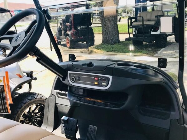 Cruscotto e comandi allo sterzo su Club Car Onward Lifted 4 Passenger Gas nero del 2026 disponibile in North Carolina