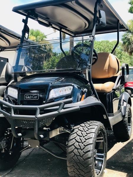 Vista laterale del carrello da golf a gas per 4 passeggeri Club Car Onward Lifted del 2026 nero disponibile in Florida con consegna in tutto il paese