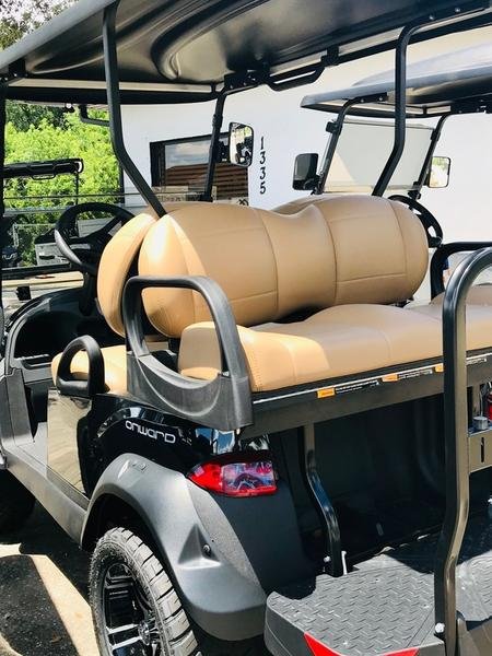 Sedili di lusso per quattro passeggeri all'interno della Club Car Onward Lifted Gas nera del 2026 disponibile in Georgia