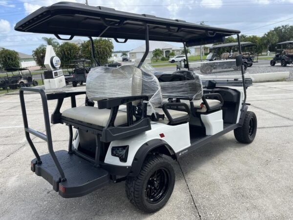 Asientos interiores del Star EV J-Model 4+2 Lifted 2026 en Muirfield Village Golf Club.
