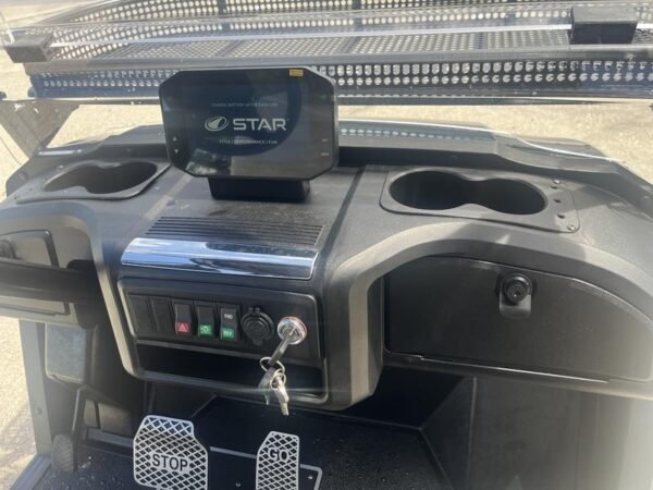 تم رفع لوحة القيادة لسيارة Star EV J-Model 4+2 موديل 2026 في نابولي بولاية فلوريدا.