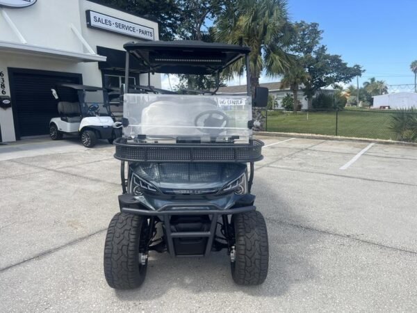منظر أمامي لسيارة Star EV J-Model 4+2 موديل 2026 مرفوعة في Grey Oaks Country Club في نابولي بولاية فلوريدا.
