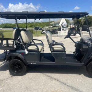 Toyota Land Cruiser Star EV J-Model 4+2 2026 com suspensão elevada, passeando pelo Grey Oaks Country Club em Naples, Flórida.