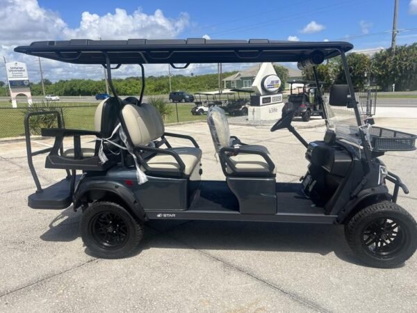 تم رفع سيارة Star EV J-Model 4+2 موديل 2026 أثناء رحلتها عبر Grey Oaks Country Club في نابولي بولاية فلوريدا.