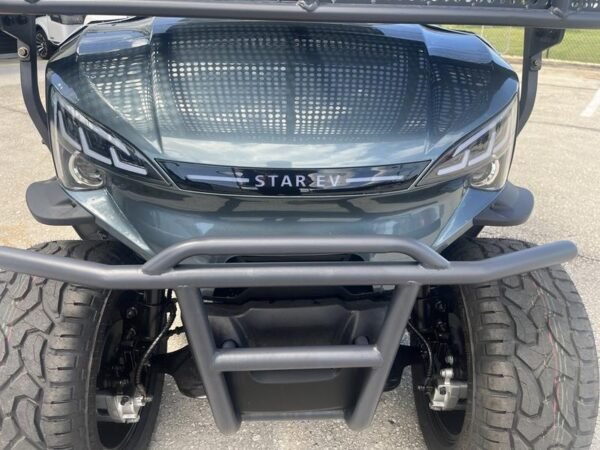 منظر خلفي لسيارة Star EV J-Model 4+2 موديل 2026 مرفوعة في Grey Oaks في نابولي.