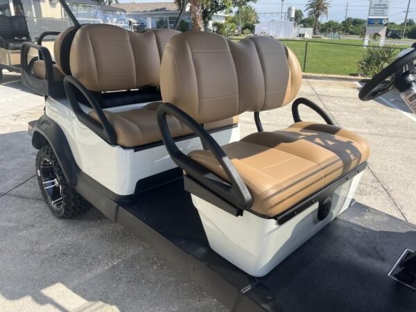 Fari anteriori a LED sul carrello da golf Club Car Onward Lifted da 6 passeggeri HP Lithium del 2026 nel Tennessee