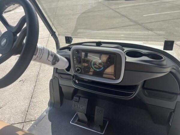 Sospensioni rialzate e pneumatici fuoristrada sulla Club Car Onward Lifted 6 Passenger HP Lithium Tennessee del 2026
