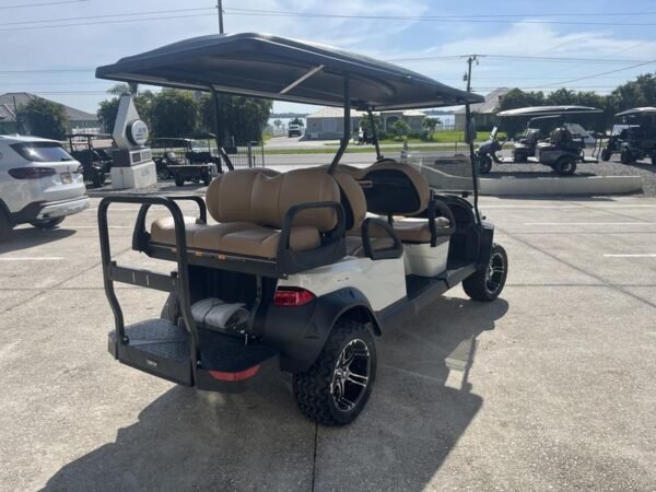 Sedili premium per sei passeggeri all'interno della Club Car Onward Lifted HP Lithium Tennessee del 2026