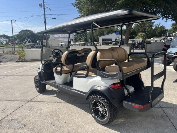 Sedile posteriore ribaltabile e piattaforma di carico sulla Club Car Onward Lifted HP Lithium Tennessee del 2026