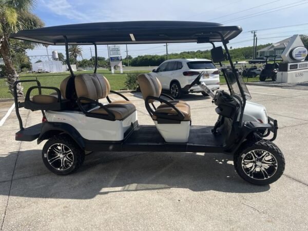 Vista laterale del carrello da golf Club Car Onward Lifted da 6 passeggeri HP Lithium del 2026 nel Tennessee