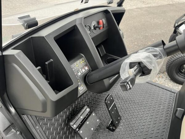 Vehículo utilitario Cushman Hauler 1200X a gasolina en uso en el complejo de golf de Hilton Head Island.