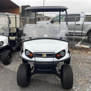 منظر أمامي لشاحنة Cushman Hauler 1200X Gas موديل 2025 متوقفة في منتجع Sea Pines في جزيرة هيلتون هيد، بولاية ساوث كارولينا.