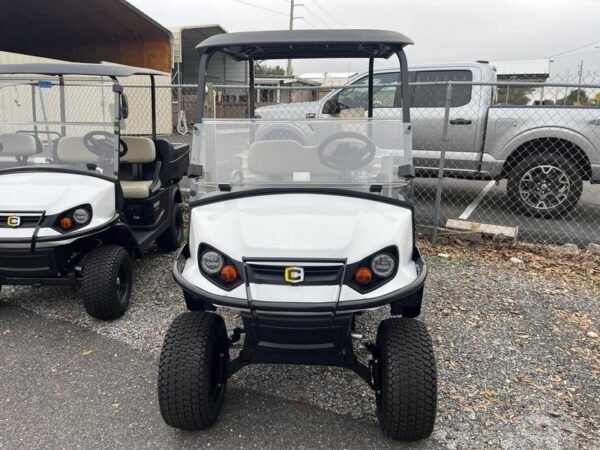 Vista frontal del Cushman Hauler 1200X Gas 2025 estacionado en Sea Pines Resort en Hilton Head Island, Carolina del Sur.