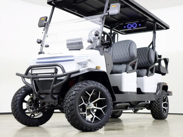 Denago EV Rover XL6 Golfwagen, Baujahr 2026, in Weiß, Dreiviertelansicht von vorn