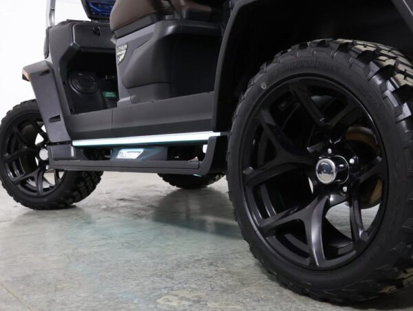Evolution D-MAX XT4 illuminated running board and black alloy wheel