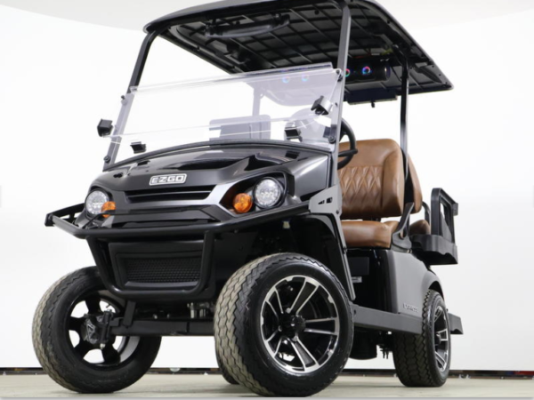 Carro de golf EZ-GO Express 4 Touring STL 2026 de 13.5 HP con motor de gasolina EFI, color negro, vista frontal de tres cuartos.
