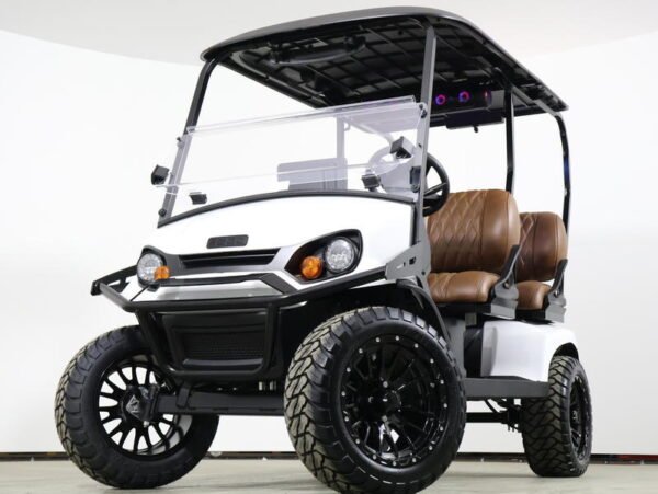 EZ-GO Liberty Summit XT ELiTE Lithium Golfwagen, Baujahr 2026, in Weiß, Dreiviertelansicht von vorn